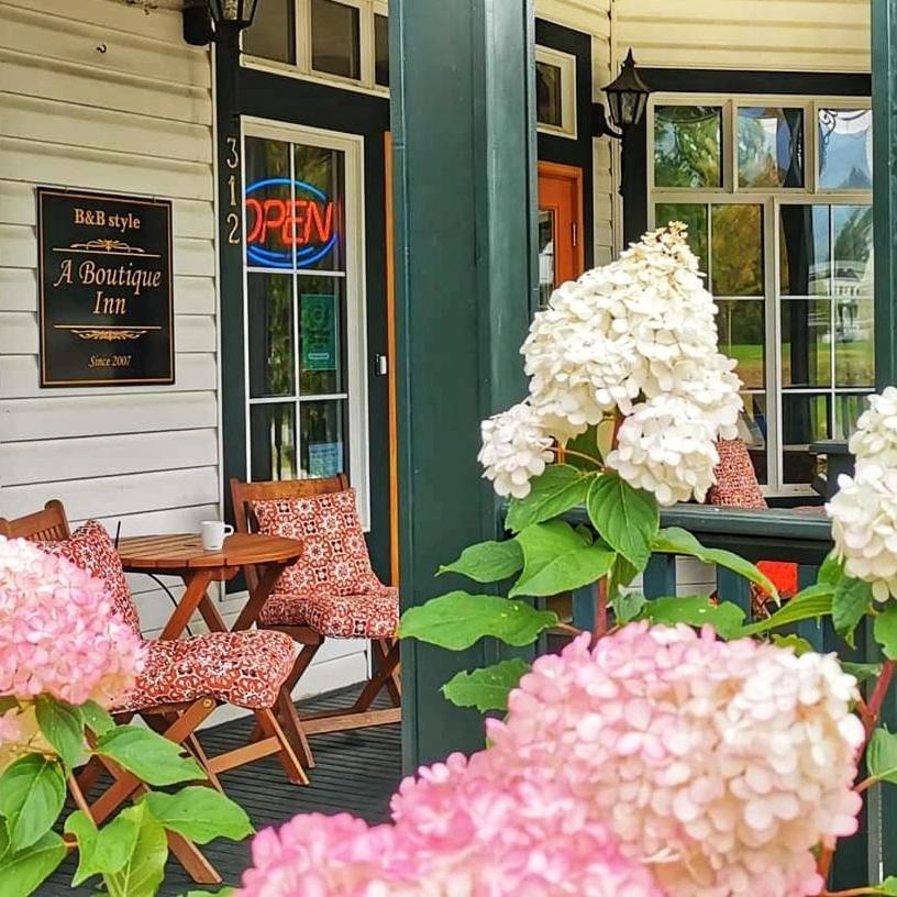 Courthouse Inn Revelstoke Zewnętrze zdjęcie
